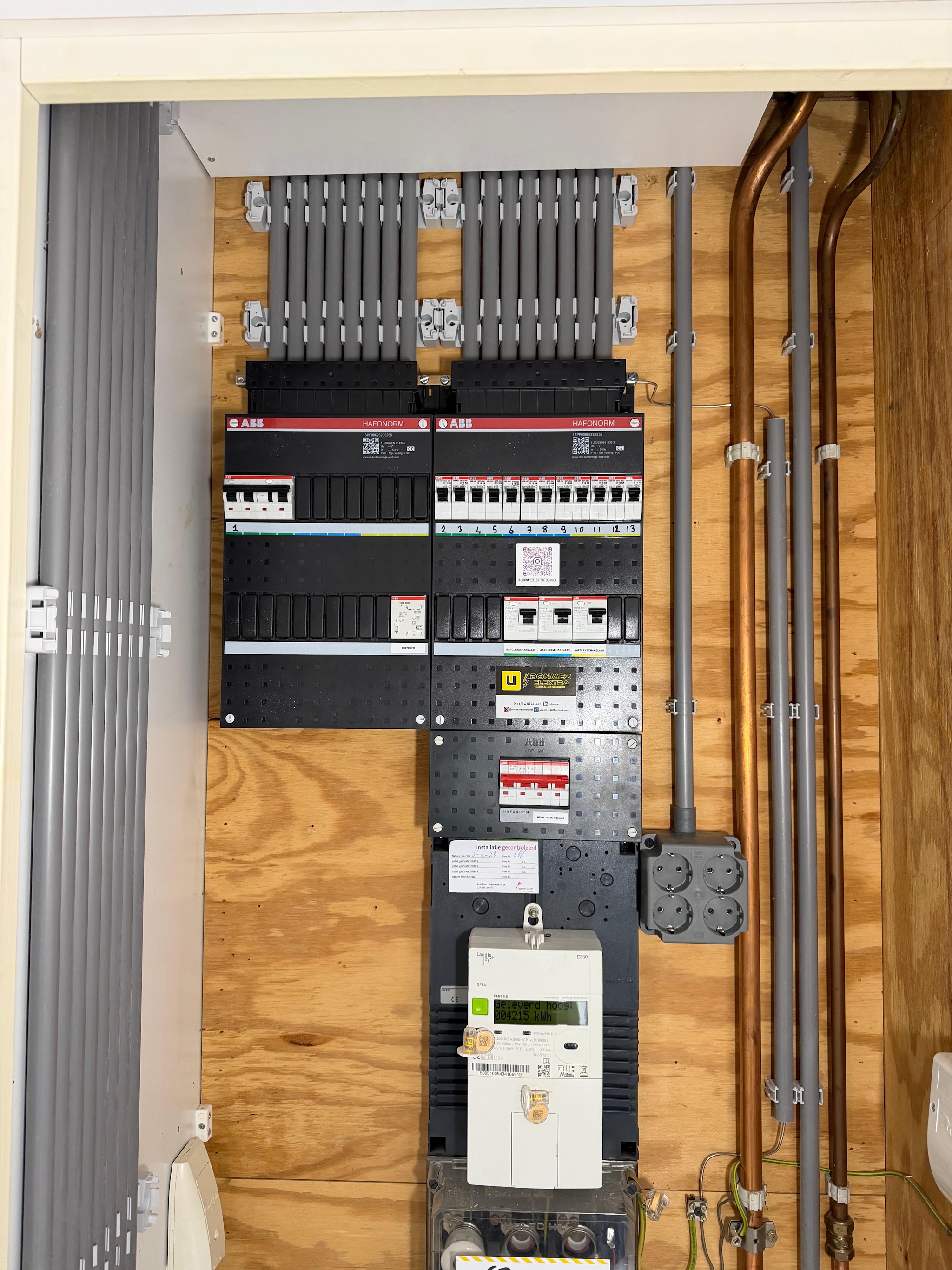 Afgeleverde ABB meterkast met kWh-meter in een houten meterkastruimte
